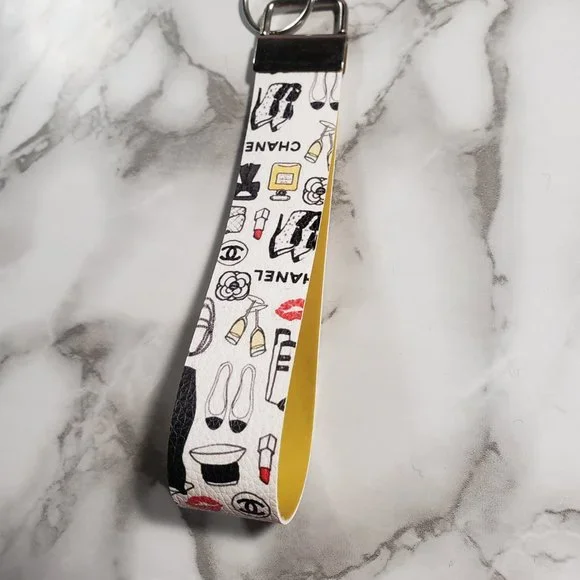 Wristlet with Heart Keychain - Picture 3 of 3